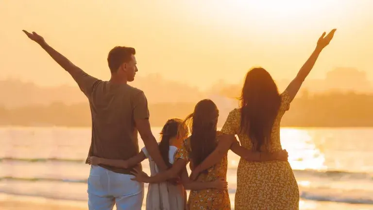 Familie im Sonnenuntergang